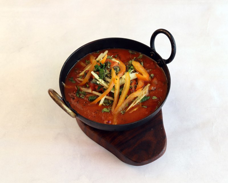 Karahi servi dans son plat en fonte