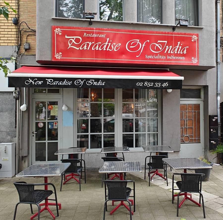 La devanture et la terrasse de Paradise of India, rue Godefroid Kurth à Evere